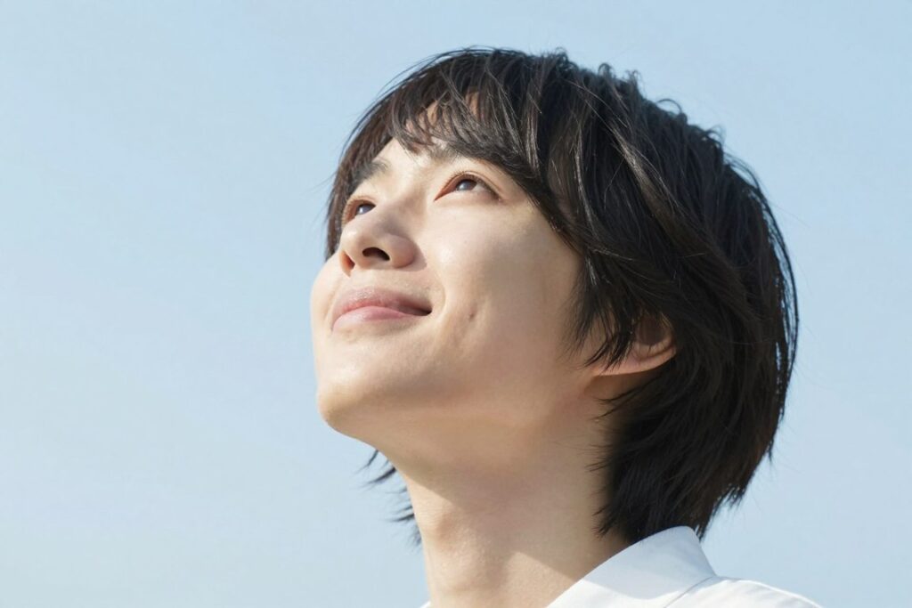 希望に満ちた表情で空を見上げる人 希望に満ちた表情で空を見上げる人